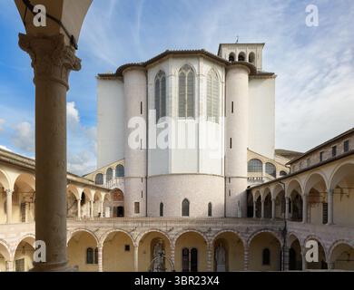 Abside della Basilica di San Francesco vista dal Chiostro di Sisto IV nel Sacro Convento, Assisi, Umbria, Italia. Foto Stock