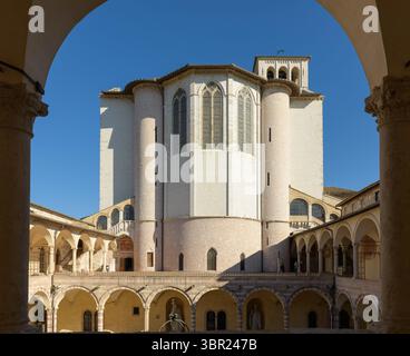 Abside della Basilica di San Francesco vista dal Chiostro di Sisto IV nel Sacro Convento, Assisi, Umbria, Italia. Foto Stock