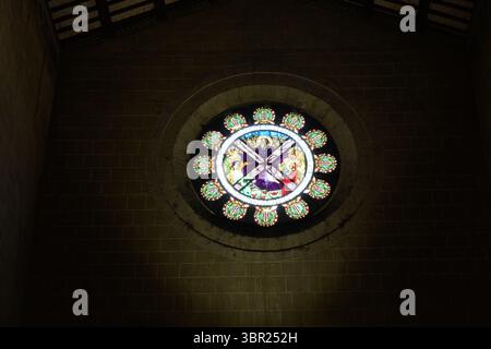 Rosone in vetro colorato nella Chiesa di Sant'Andrea, Orvieto, Italia, caratterizzato da un'intricata iconografia biblica e colori vivaci. Foto Stock