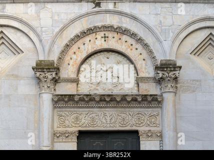 Portale romanico con leoni scolpiti e fregio ornamentale, Chiesa di Santa Maria Forisportam, Lucca, Toscana, Italia. Foto Stock