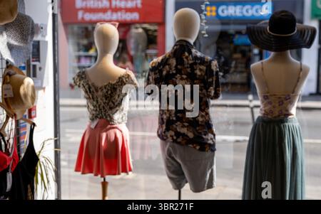 Manichini in vetrina di un negozio di beneficenza, King St, Hammersmith, Londra, una via dello shopping Foto Stock