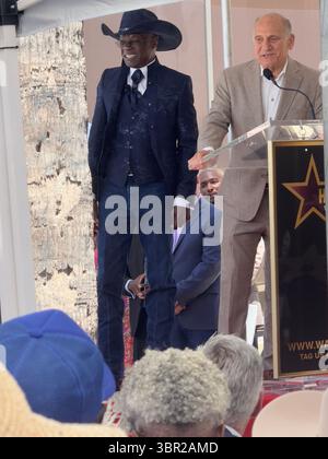 Glynn Turman appare con il presidente e CEO della camera di commercio di Hollywood Steve Nissen durante la cerimonia della stella della Walk of Fame di Turman il 10 luglio 2025 a Los Angeles, California. Crediti: Sharon Graphics/Alamy Live News Foto Stock