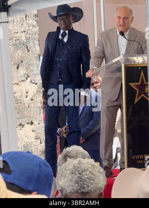 Glynn Turman appare con il presidente e CEO della camera di commercio di Hollywood Steve Nissen durante la cerimonia della stella della Walk of Fame di Turman il 10 luglio 2025 a Los Angeles, California. Crediti: Sharon Graphics/Alamy Live News Foto Stock