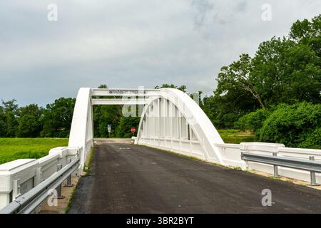 Lo storico Brush Creek Bridge, noto anche come Rainbow Bridge. Situato sulla sezione Kansas della Route 66. Baxter Springs, Kansas, Stati Uniti. Foto Stock