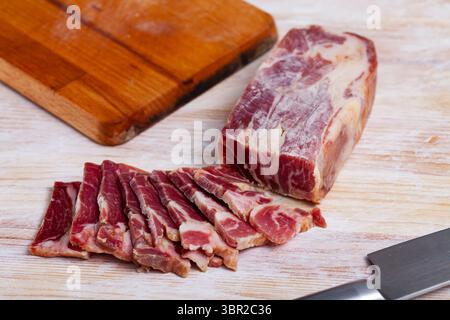 Spalla di maiale affettato Foto Stock