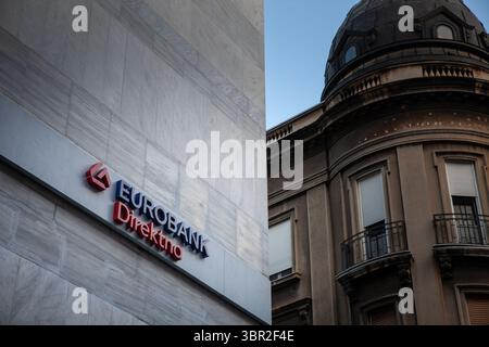 BELGRADO, SERBIA - 22 APRILE 2025: Eurobank Direktna firma nella loro sede centrale a Belgrado, Eurboank direktna è una banca al dettaglio serba. Foto Stock