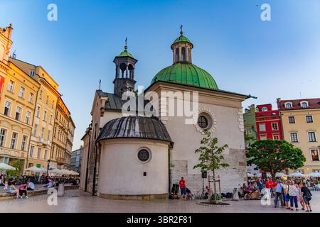Chiesa di Sant'Adalberto nella Piazza del mercato principale nella città vecchia di Cracovia, Polonia Foto Stock