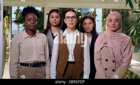 Soddisfatta orgogliosa felice multietnica donne donne ragazze del team diversità colleghi d'affari donne d'affari leader caucasico che applaude le mani Foto Stock