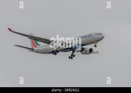 4R-ALP - Airbus A330-343 - SriLankan Airlines nel nuvoloso cielo pomeridiano sopra Sydney, NSW, Australia. Adottato il 30 marzo 2025. Foto Stock