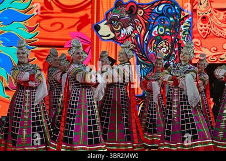 Vitebsk, Bielorussia. 10 luglio 2025. Gli artisti si esibiscono durante il 34° Festival Internazionale delle Arti 'Slavianski Bazaar' a Vitebsk, Bielorussia, 10 luglio 2025. Il festival è iniziato a Vitebsk, in Bielorussia, giovedì, e riunisce artisti di spicco, artisti e gruppi creativi provenienti da tutto il mondo. Crediti: Henadz Zhinkov/Xinhua/Alamy Live News Foto Stock