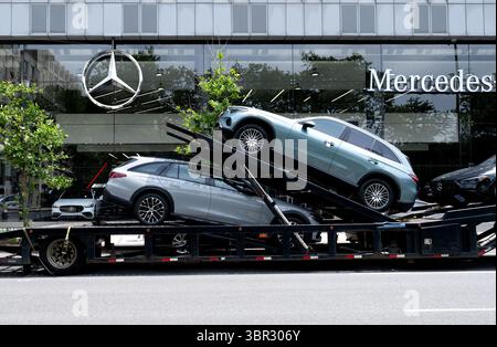 New York, Stati Uniti. 10 luglio 2025. Un trasportatore di auto con nuove Mercedes-Benz è parcheggiato di fronte a una concessionaria di auto a Manhattan. Crediti: Sven Hoppe/dpa/Alamy Live News Foto Stock