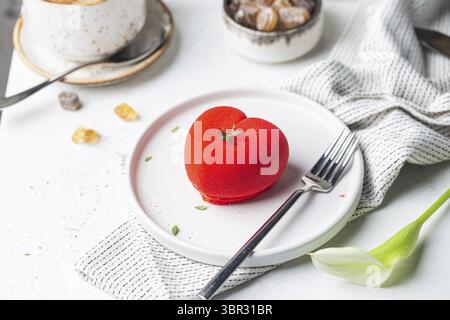 Rosso a forma di calore la torta di fragole per San Valentino festa Foto Stock