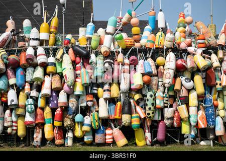 Yarmouth, Canada. 4 giugno 2025. Boe di aragosta appese a un muro. Crediti: Sebastian Kahnert/dpa/Alamy Live News Foto Stock