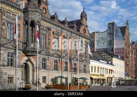 Dettaglio della facciata del municipio in mattoni in stile rinascimentale olandese e nostalgici manifesti pubblicitari sulla facciata laterale di un secondo edificio in mattoni Foto Stock