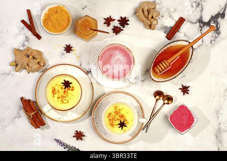 Una varietà di lattine di tè giapponesi fatte con curcuma dorata e latte di luna rosa. La bevanda sana alla moda matcha promuove la perdita di peso, rilassa prima di essere Foto Stock