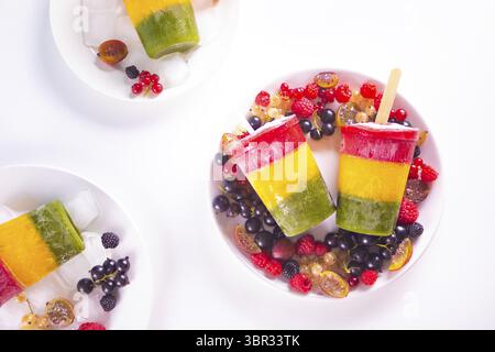 Gelato di bacche vegane fatto in casa a strati di papaveri colorati. Dessert estivo. Vista dall'alto Foto Stock
