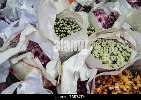 Bangkok, Thailandia. 11 luglio 2025. I fiori sono pronti per la vendita. Ogni mattina a Bangkok, i monaci buddisti camminano per le strade per ricevere elemosine, offerte di cibo e fiori, dalla comunità laica. Nelle vicinanze, al mercato dei fiori di Yodpiman, i fiori vengono preparati e venduti per l'uso in questi rituali quotidiani radicati nella tradizione buddista Theravada. (Foto di Ploy Phutpheng/SOPA Images/Sipa USA) credito: SIPA USA/Alamy Live News Foto Stock