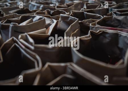 Bangkok, Thailandia. 11 luglio 2025. I fiori sono pronti per la vendita. Ogni mattina a Bangkok, i monaci buddisti camminano per le strade per ricevere elemosine, offerte di cibo e fiori, dalla comunità laica. Nelle vicinanze, al mercato dei fiori di Yodpiman, i fiori vengono preparati e venduti per l'uso in questi rituali quotidiani radicati nella tradizione buddista Theravada. (Foto di Ploy Phutpheng/SOPA Images/Sipa USA) credito: SIPA USA/Alamy Live News Foto Stock