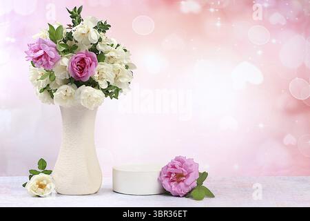 Bellissimi rami primaverili in fiore di rose fianchi e rose in un vaso su uno sfondo soleggiato, striscione. Composizione floreale astratta con podio vuoto per p Foto Stock