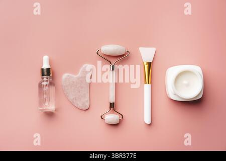 Jade Face Rollers e pietre di Gua sha per la terapia di massaggio viso di bellezza, articoli per il trattamento domestico con gli attrezzi anti-invecchiamento di cura della pelle, il siero del viso e umido Foto Stock