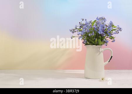 Composizione floreale astratta, splendidi fiori primaverili dimenticati in vaso su sfondo chiaro, volantino. natura morta e modello per il design, il piacere floreale Foto Stock