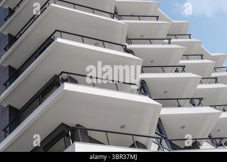 Vista astratta della facciata dell'edificio. Sfondo architettonico Foto Stock