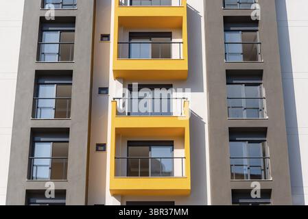 Parte della facciata di un edificio residenziale in Turchia. Vista frontale Foto Stock