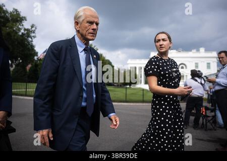 Washington, Vereinigte Staaten. 10 luglio 2025. Peter Navarro, Senior Counselor del Presidente per il commercio e la produzione, esce dalla Casa Bianca a Washington, DC il 10 luglio 2025. Credito: Francis Chung/Pool tramite CNP/dpa/Alamy Live News Foto Stock