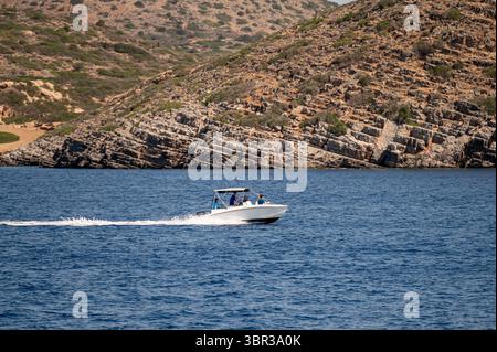 Creta, Grecia - 26 giugno 2025: Goditi un giro in barca lungo gli splendidi paesaggi rocciosi di Creta, Grecia durante il giorno. Foto Stock