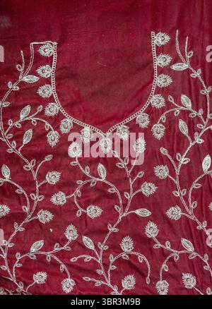 Primo piano in tessuto marrone lehenga (choli) che sfoggia un design artistico ricamato. Un bellissimo tessuto con perline lucenti che ti aspettano Foto Stock