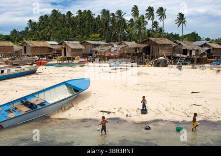 3 agosto 2008, Mabul, Borneo, Malesia: Isola di Pulau Mabul a Sabah, Borneo, Malesia orientale. Molti bambini si divertono a pescare lungo le rive del villaggio di pescatori. Mabul è un piccolo villaggio di pescatori che vivono in case di legno con pilastri costruiti direttamente sulla barriera corallina; come una palafitte; unite tra loro attraverso passaggi in legno che attraversano la vita della gente; con negozi; scuola ... un altro modo per godersi le immersioni a Sipadan è alloggiato in una delle località che si trovano nelle vicine isole di Mabul e Kapalai. Ci sono opzioni di vari tipi: Bungalow sulla spiaggia o bungalow sull'acqua Foto Stock