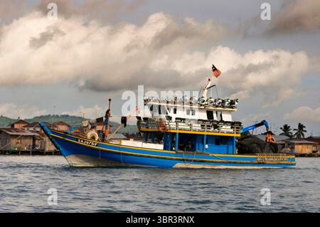 2 agosto 2008, Semporna, Borneo, Malesia: Barca ittica locale a Senporna a sud nel parco marino Tun Sakaran, Sabah, Borneo, Malesia orientale. I pescherecci partono ed entrano continuamente nel porto di Semporna, così come quelli di trasporto subacquei a Pulau Mabul e Pulau Sipadam. Nella zona subacquea di Sipadam; improvvisamente; la sabbia finisce; e una parete verticale crolla a profondità quasi infinite; ben oltre ciò che il nostro occhio può raggiungere; sede di migliaia di specie di piante e animali interagiscono armonia perfetta come un musicista sinfonico. Devi decidere cosa dedicare perché i pesci sono meno di un centesimo Foto Stock