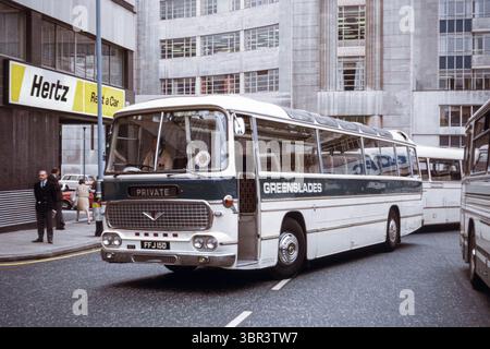 Londra, Regno Unito - 1973: Immagine d'epoca di un autobus AEC Reliance 2U3RA che arriva a Semley Place, Londra. Di proprietà della Greenslades, numero di registrazione FFJ 15D, costruito nel 1966 Foto Stock