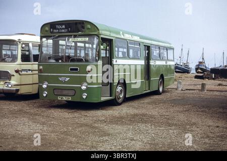 Hastings, Regno Unito - 1973: Immagine d'epoca di un autobus Willowbrook AEC Swift 2MP2R parcheggiato sul lungomare di Hastings nel Kent. Di proprietà della contea di Londra, numero di registrazione PWN 701H, costruito nel 1969 Foto Stock