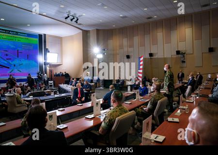 10 luglio 2020, Doral, Florida, Stati Uniti d'America: Il presidente Donald J. Trump riceve un briefing sulle operazioni SOUTHCOM Enhanced Counternarcotics venerdì 10 luglio 2020, presso lo United States Southern Command a Doral, Flag. Persone: Presidente Donald Trump. (Immagine di credito: © SMG via ZUMA Wire) Foto Stock