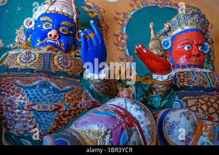 26 agosto 2011, Tibet, Cina: Divinità tibetane all'interno del monastero di Paelkhor Pelkhor Chode, Gyantse, Gyangze, Tibet, Cina. Il monastero di Pelkor Chode si trova nel nord-est di Gyantse a 3900 metri sopra il livello del mare. Il monastero di Pelkor Chode, o meglio il monastero di Palcho in lingua tibetana, significa monastero di buon auspicio. Fu costruito all'inizio del XV secolo e ci vollero 10 anni per completarlo. Perché è stato costruito quando diversi settori religiosi contrastavano collo e collo in Tibet, Sakyapa, Kadampa e Gelukpa del buddismo tibetano coesistono in esso. Ogni settore religioso ha da cinque a sei scuole Dratsang nel Foto Stock