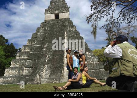 19 aprile 2014, Panama: Fotografo locale presso le rovine della piramide di Tikal (sito UNESCO), Guatemala. Tempio del grande Giaguaro (Tempio i) sito Maya precolombiano a Tikal, Parco Nazionale El Peten, Guatemala, patrimonio dell'umanità dell'UNESCO (immagine di credito: © Sergi Reboredo/ZUMA Wire) Foto Stock