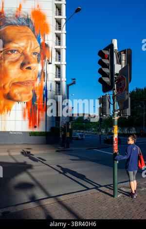 6 novembre 2017, Sydney, nuovo Galles del Sud, Australia: Aborigeni australiani pitture sulla parete del Novotel Sydney, nuovo Galles del Sud, Australia. Il Novotel Sydney Rockford Darling Harbour è entusiasta di far parte dell'iniziativa "Inspiring locals" di ANZ, che mira a migliorare la comprensione, la capacità finanziaria e l'inclusione degli aborigeni australiani. La fondatrice dell'Ambasciata Aborigena Redfern, Jenny Munro, anziana di Wiradjuri, combatte per i diritti abitativi aborigeni da più di quattro decenni. (Immagine di credito: © Sergi Reboredo/ZUMA Wire) Foto Stock