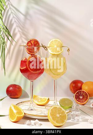 Due cocktail reali di arancia e limone, cubetti di ghiaccio, rum e tequila. Volantino con bicchieri di varie bevande alcoliche e frutta tropicale. Concetto Foto Stock