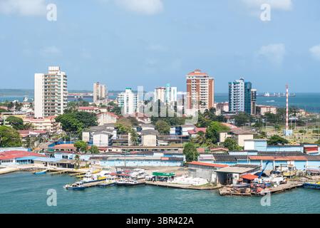 Colon, Panama - 13 aprile 2024: Area portuale della ​​the città di Colon nel porto delle navi da crociera. Colon è un porto marittimo sulla costa del Mar dei Caraibi di Panama. Foto Stock