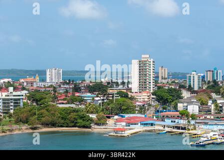 Colon, Panama - 13 aprile 2024: Area portuale della ​​the città di Colon nel porto delle navi da crociera. Colon è un porto marittimo sulla costa del Mar dei Caraibi di Panama. Foto Stock