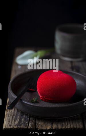 Rosso a forma di calore la torta di fragole per San Valentino festa Foto Stock