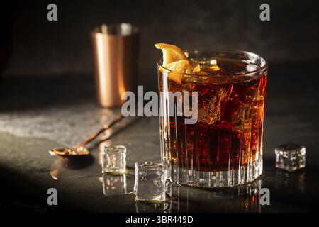 Cocktail Cuba Libre fresco con rum, cola e limone marrone su sfondo ligneo Foto Stock