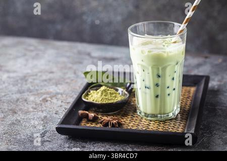 Matcha tè bolla con perle di tapioca in bicchieri alti Foto Stock