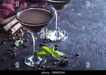 Bicchieri di cocktail al caffè o martini al cioccolato su sfondo nero Foto Stock