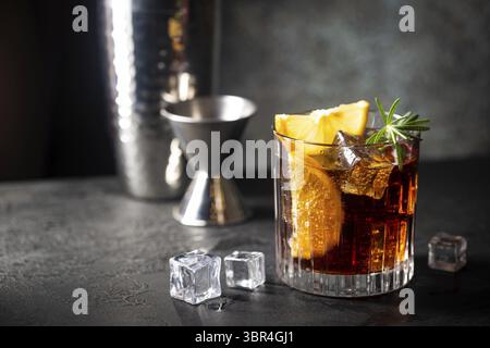 Cocktail Cuba Libre fresco con rum, cola e limone marrone su sfondo ligneo Foto Stock