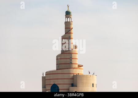 Centro culturale islamico di Doha con cielo blu. Conosciuto anche come al-Fanar, è uno dei minareti più belli del Souq Waqif e un famoso architetto Foto Stock