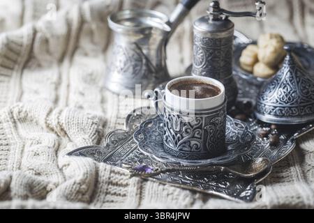 Tradizionale caffè turco e delizie turche su sfondo tessili Foto Stock