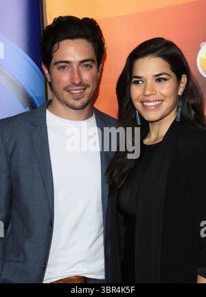 13 gennaio 2016 - Pasadena, California, USA - America Ferrera, Ben Feldman partecipa al NBCUniversal Press Tour presso il Langham Hotel il 13 gennaio 2016 a Pasadena, California. (Immagine di credito: © T. Lowe/ZUMA Wire) Foto Stock