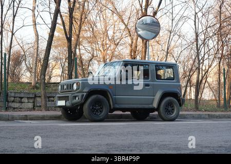 Bucarest, Romania – 26 gennaio 2025: Vista anteriore dell'auto grigia Suzuki Jimny All Grip 4x4 Foto Stock